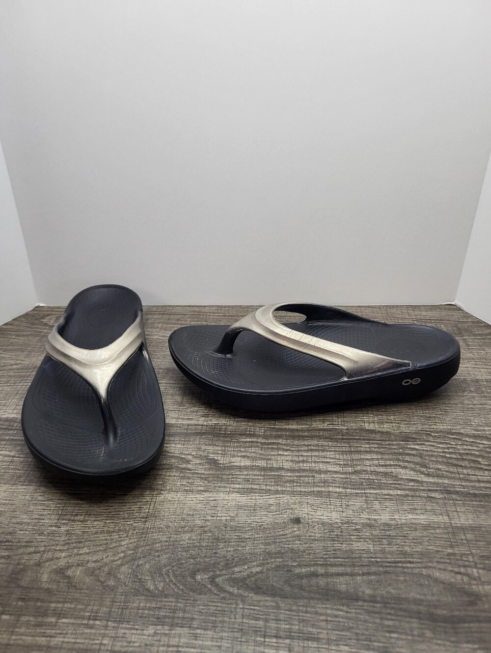 Oofos OOlala Luxe Thong Flip Flops Recovery Sandals Latte Black Women's Size 9